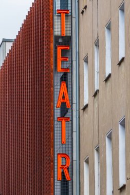 Polonya 'da modern yapı cephesinde TEATR sözcüğüyle dikey neon tabela