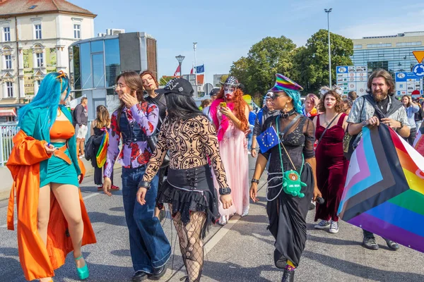 Slubice. Polonya. 13 Eylül 2025. Renkli kostümler ve gökkuşağı bayrakları içindeki insanlar, LGBTQ hakları, eşitlik ve çeşitliliği kutlayan Onur Yürüyüşü sırasında yürüyorlar.
