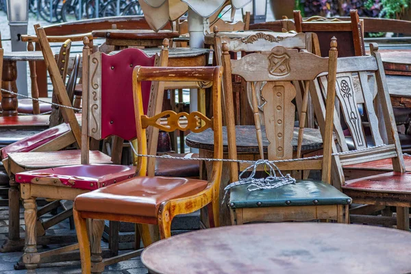Açık kafede klasik ahşap sandalye koleksiyonu kırsal sanatsal atmosfer yaratıyor.