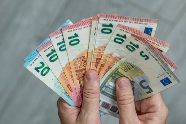 Avro banknotlarının hayranıyım. Para, servet, nakit, finans, maaş veya tasarruf kavramı. Çeşitli değerlerde Avrupa para birimi.