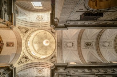 Güneş ışığı, Salamanca 'daki bir kilisenin kubbe ve tavanının karmaşık detaylarını aydınlatarak nefes kesen bir sanat ve mimarlık gösterisi yaratır.