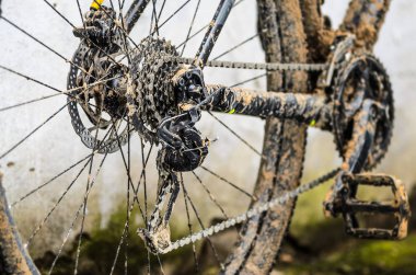 Dağ bisikleti iletim çamur içinde. Kötü havalarda sürme sonra dağ bisiklet zinciri sürücü kirli