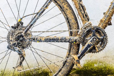 Kötü havalarda sürme sonra dağ bisiklet zinciri sürücü kirli