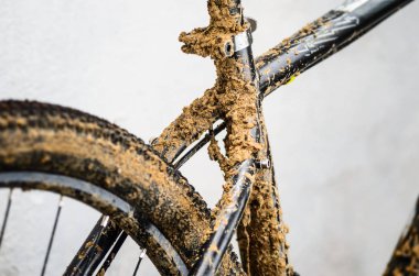 Arka tekerlek ve kirli dağ bisikleti çerçeve parçası