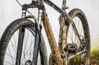 Bisiklet süspansiyon çatal kötü havalarda sürme sonra kirli. Kir ve yağ lekeleri dağ bisikleti çatal ayak üzerinde