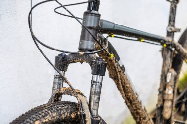 Dağ bisikleti süspansiyon çatal kötü havalarda sürme sonra kirli. Kir ve yağ lekeleri dağ bisikleti çatal ayak üzerinde