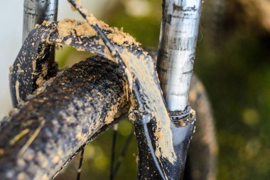 Dağ bisikleti süspansiyon çatal kötü havalarda sürme sonra kirli. Kir ve yağ lekeleri dağ bisikleti çatal ayak üzerinde