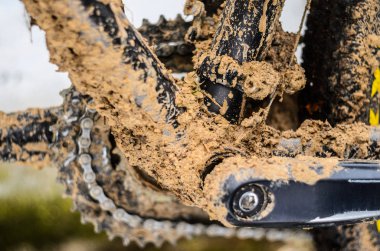 Alt ayraç alan kirli dağ bisikleti yarış sonra