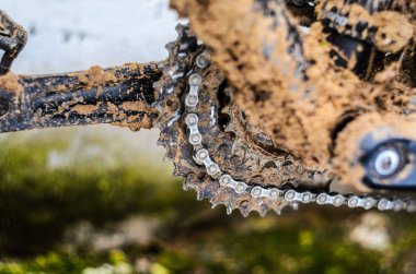 Alt ayraç alan kirli dağ bisikleti yarış sonra