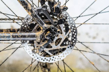 Arka hidrolik fren dağ bisikleti üzerinde rotor. Dağ Bisiklet çerçeve kötü havada yarıştan sonra üzerinde kir