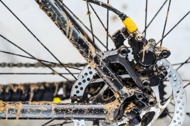 Arka hidrolik fren dağ bisikleti üzerinde rotor. Dağ Bisiklet çerçeve kötü havada yarıştan sonra üzerinde kir