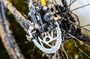 Arka hidrolik fren dağ bisikleti üzerinde rotor. Dağ Bisiklet çerçeve kötü havada yarıştan sonra üzerinde kir