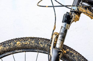 Kötü havalarda sürme sonra Bisiklet süspansiyon çatal kirli