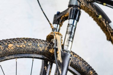 Kötü havalarda sürme sonra Bisiklet süspansiyon çatal kirli