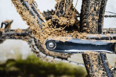 Alt ayraç alan kirli dağ bisikleti yarış sonra