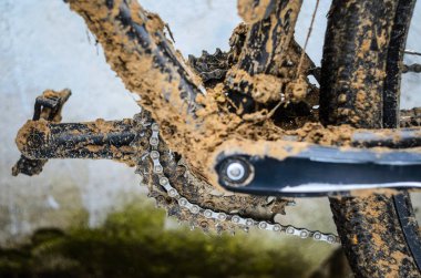 Alt ayraç alan kirli dağ bisikleti yarış sonra