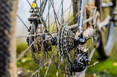 Dağ bisikleti iletim çamur içinde. Kötü havalarda sürme sonra dağ bisiklet zinciri sürücü kirli
