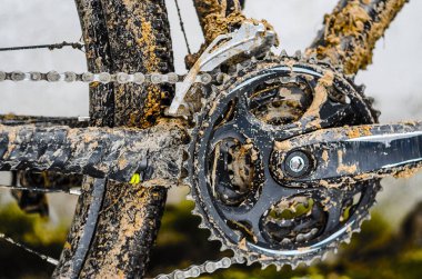 Dağ bisikleti iletim çamur içinde. Kötü havalarda sürme sonra dağ bisiklet zinciri sürücü kirli