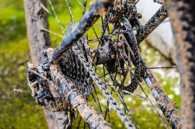 Dağ bisikleti iletim çamur içinde. Kötü havalarda sürme sonra dağ bisiklet zinciri sürücü kirli