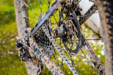 Dağ bisikleti iletim çamur içinde. Kötü havalarda sürme sonra dağ bisiklet zinciri sürücü kirli