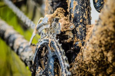 Alt ayraç alan kirli dağ bisikleti yarış sonra