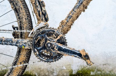 Dağ bisikleti iletim çamur içinde. Kötü havalarda sürme sonra dağ bisiklet zinciri sürücü kirli