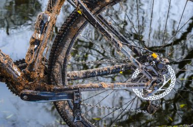 Bir bisiklet çamur. Bir dağ bisikleti çerçeve unsurları ile kötü hava şartlarında sürme sonra çamur