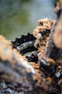 Dağ bisikleti iletim çamur içinde. Kötü havalarda sürme sonra dağ bisiklet zinciri sürücü kirli