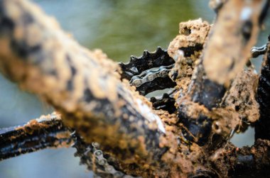 Dağ bisikleti iletim çamur içinde. Kötü havalarda sürme sonra dağ bisiklet zinciri sürücü kirli