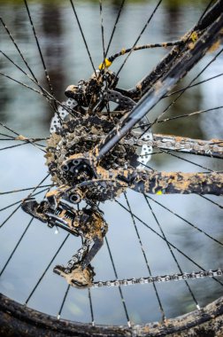 Dağ bisikleti iletim çamur içinde. Kötü havalarda sürme sonra dağ bisiklet zinciri sürücü kirli