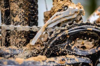 Dağ bisikleti iletim çamur içinde. Kötü havalarda sürme sonra dağ bisiklet zinciri sürücü kirli