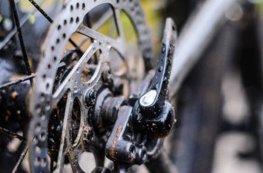 Dağ bisikleti yakın çekim arka tekerlek bağlayın. QR 9 mm eksen standart