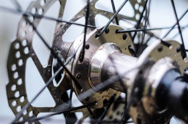 Dağ bisikleti yakın çekim ön hazne. Bisiklet disk fren Rotor