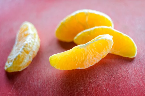 Rodajas Naranja Fresca Tablero Corte Rojo — Foto de Stock