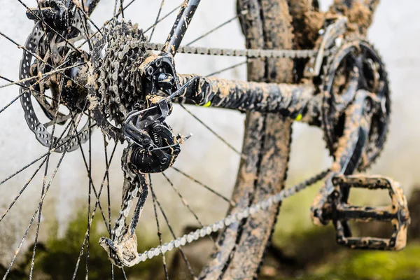 Dağ bisikleti iletim çamur içinde. Kötü havalarda sürme sonra dağ bisiklet zinciri sürücü kirli