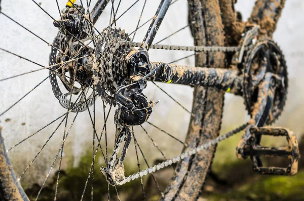 Dağ bisikleti iletim çamur içinde. Kötü havalarda sürme sonra dağ bisiklet zinciri sürücü kirli