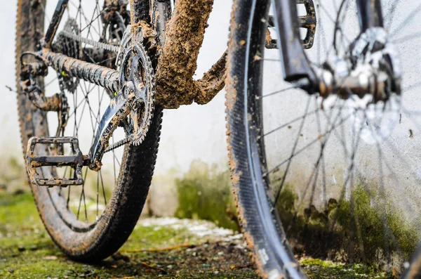 Brudne Transmisji Mountain Bike Jazda Złą Pogodę — Zdjęcie stockowe