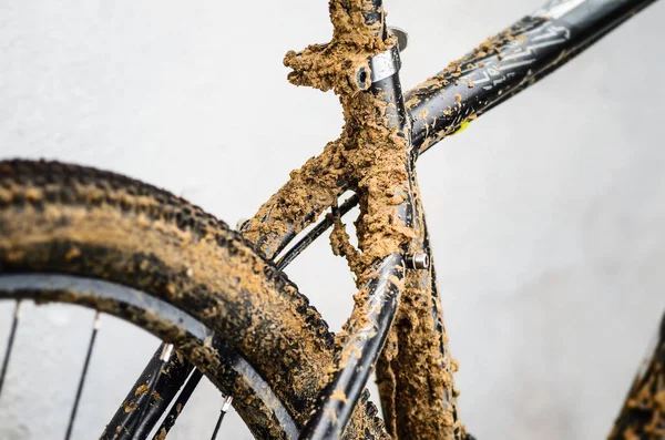 Arka tekerlek ve kirli dağ bisikleti çerçeve parçası