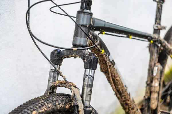 Dağ bisikleti süspansiyon çatal kötü havalarda sürme sonra kirli. Kir ve yağ lekeleri dağ bisikleti çatal ayak üzerinde