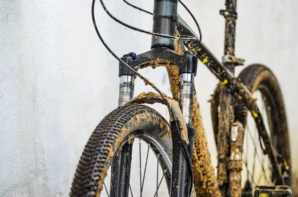 Dağ bisikleti süspansiyon çatal kötü havalarda sürme sonra kirli. Kir ve yağ lekeleri dağ bisikleti çatal ayak üzerinde