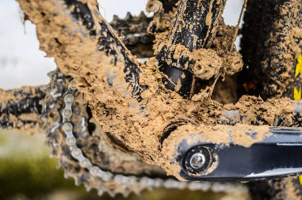 Alt ayraç alan kirli dağ bisikleti yarış sonra