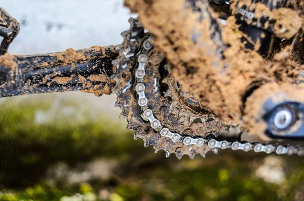 Alt ayraç alan kirli dağ bisikleti yarış sonra