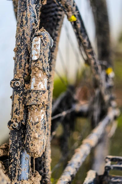 Bir bisiklet çamur. Cep Bisiklet pompası bisiklet çerçeve üzerinde sonra Çamur at binme kötü havada kaplıdır