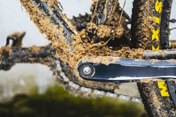 Alt ayraç alan kirli dağ bisikleti yarış sonra