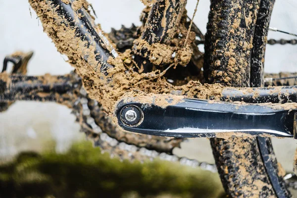 Alt ayraç alan kirli dağ bisikleti yarış sonra