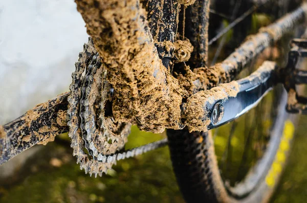 Alt ayraç alan kirli dağ bisikleti yarış sonra