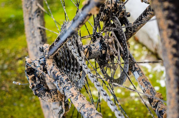 Dağ bisikleti iletim çamur içinde. Kötü havalarda sürme sonra dağ bisiklet zinciri sürücü kirli