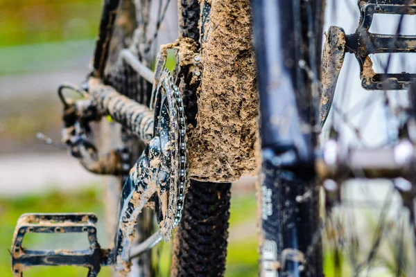 Alt ayraç alan kirli dağ bisikleti yarış sonra