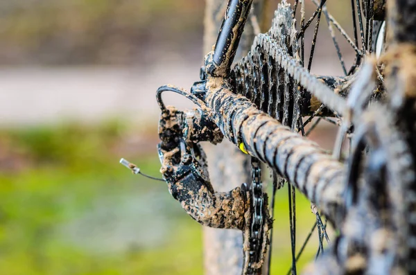 Dağ bisikleti iletim çamur içinde. Kötü havalarda sürme sonra dağ bisiklet zinciri sürücü kirli