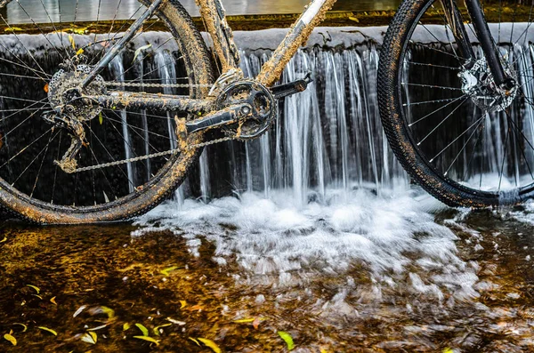 Dirty Mountain Bike Fica Riacho Contra Pequena Cachoeira Dirty Chain — Fotografia de Stock